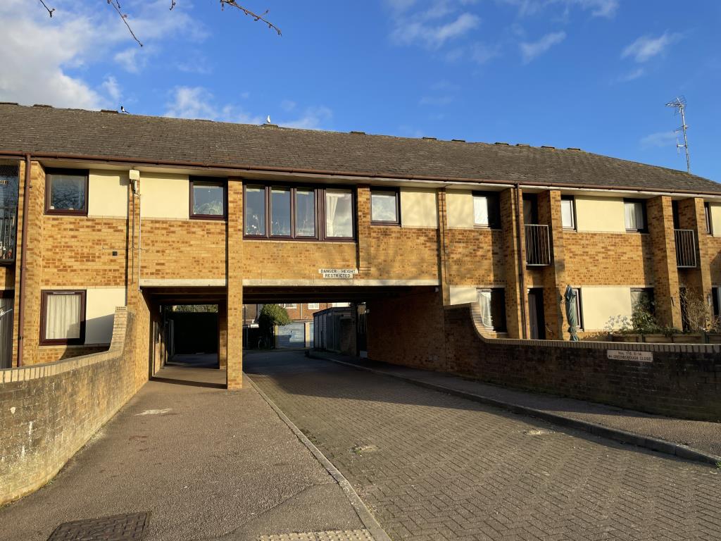 Lot: 40 - SIXTEEN LOCK-UP GARAGES - accessway to garages